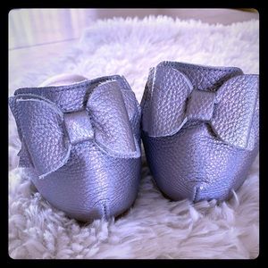 NWOT Monkey Feet Holographic Bow Flats 6-7years